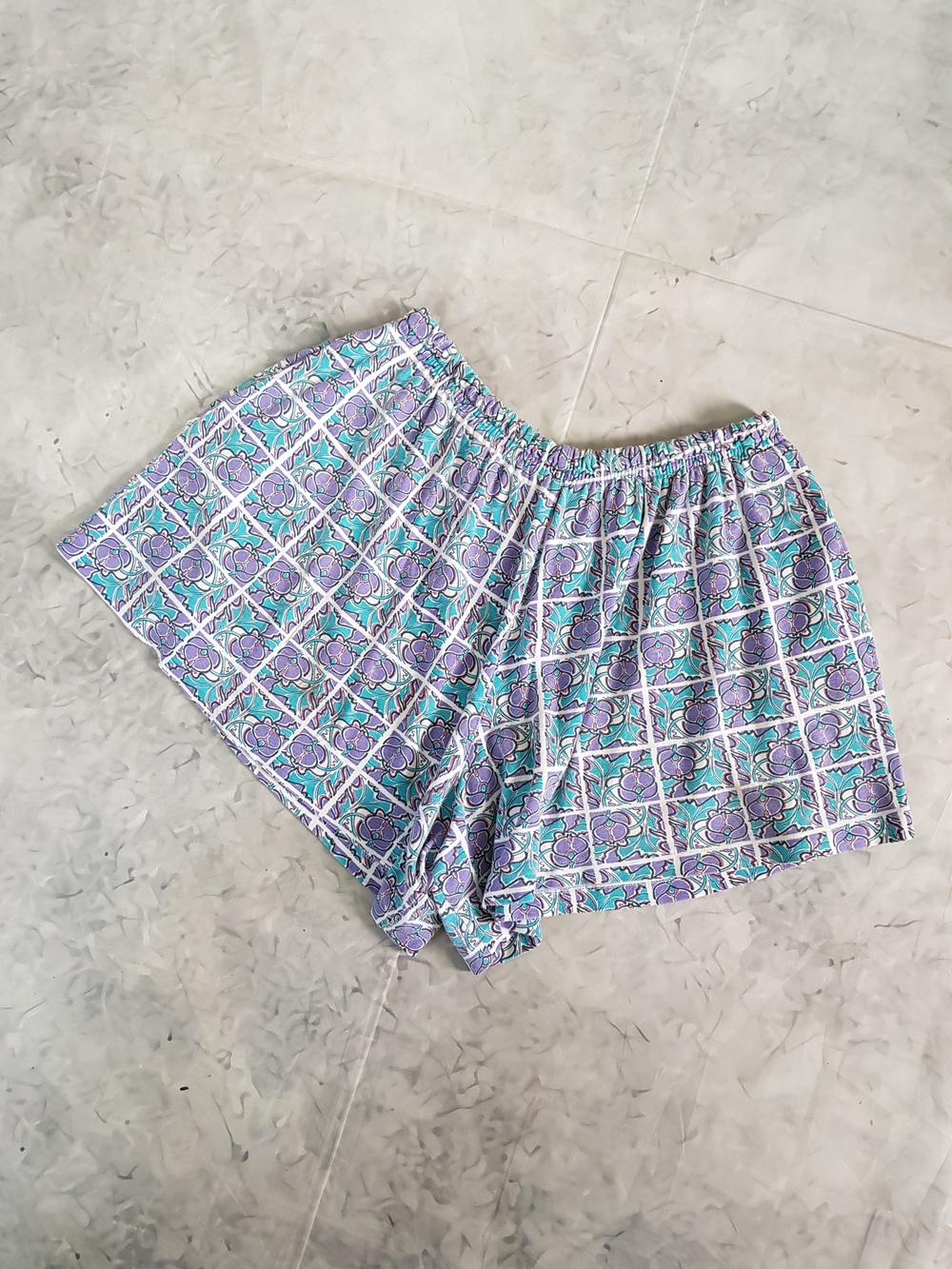 Vintage 90s Lightweight Purple Floral Pattern Women's Shorts